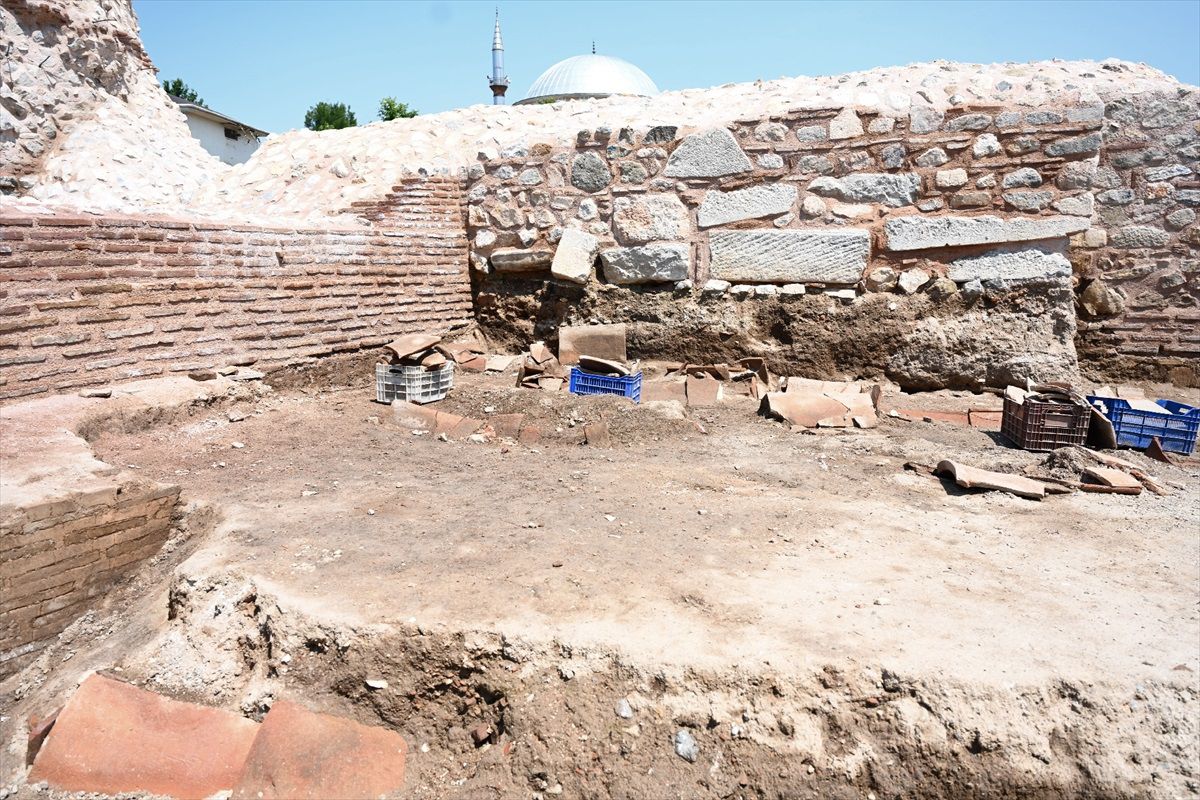 İznik'teki Tarihi Surlarda Arkeolojik Kazılar Yapılıyor