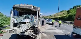 İZMİT TEM Otoyolu'nda TIR'a çarpan kamyonun neden olduğu kaza