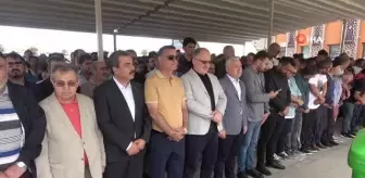 Trafik kazasında hayatını kaybeden aile son yolculuğuna uğurlandı