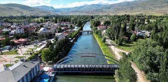 Arpalı'da Çoruh Nehri Üzerine İnşa Edilen Cam Köprü Turizme Katkı Sağlıyor
