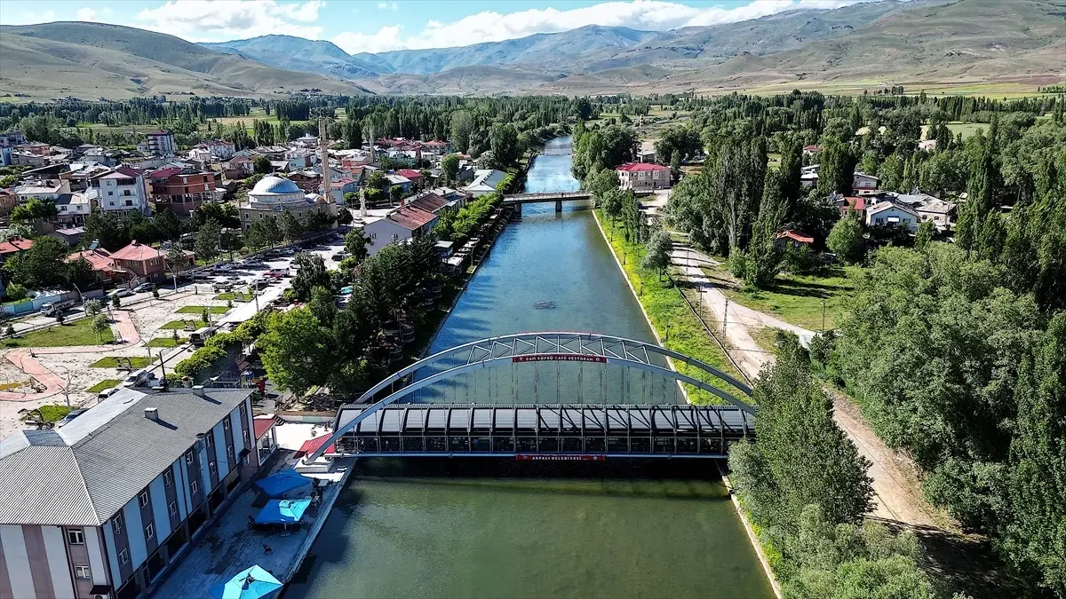 Arpalı'da Çoruh Nehri Üzerine İnşa Edilen Cam Köprü Turizme Katkı Sağlıyor