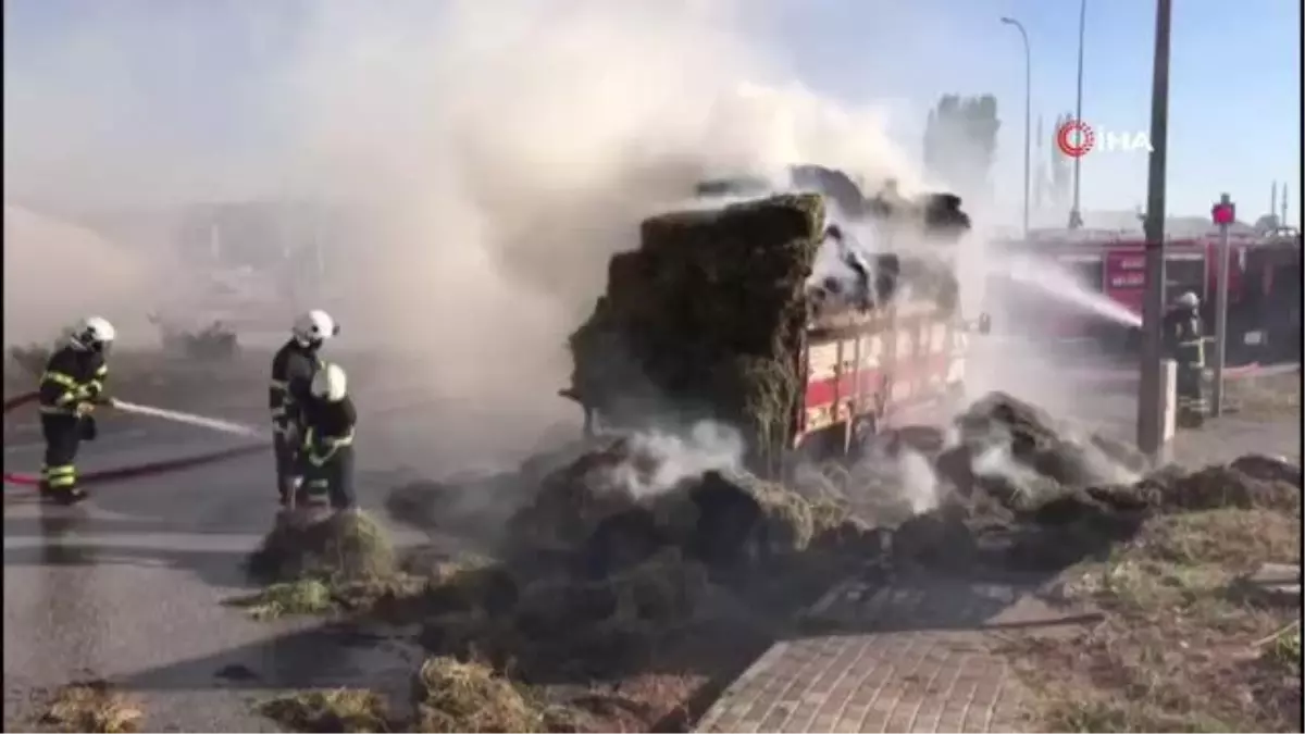 Bilecik'te saman yüklü kamyon alev aldı