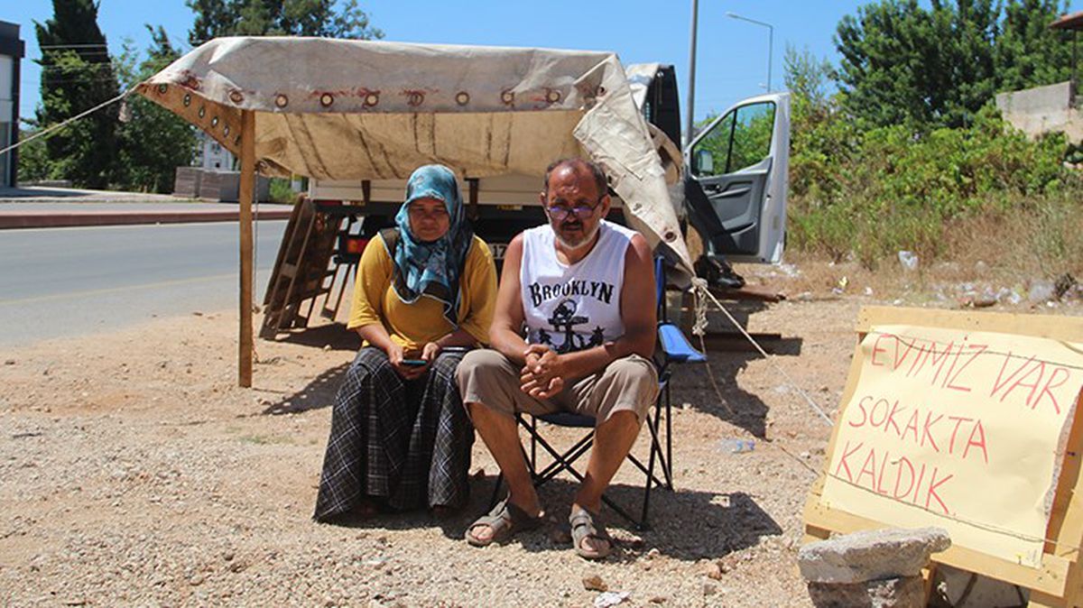 Bu da ev sahibi çilesi! Kiracıyı tahliye edemeyince sokakta kaldılar
