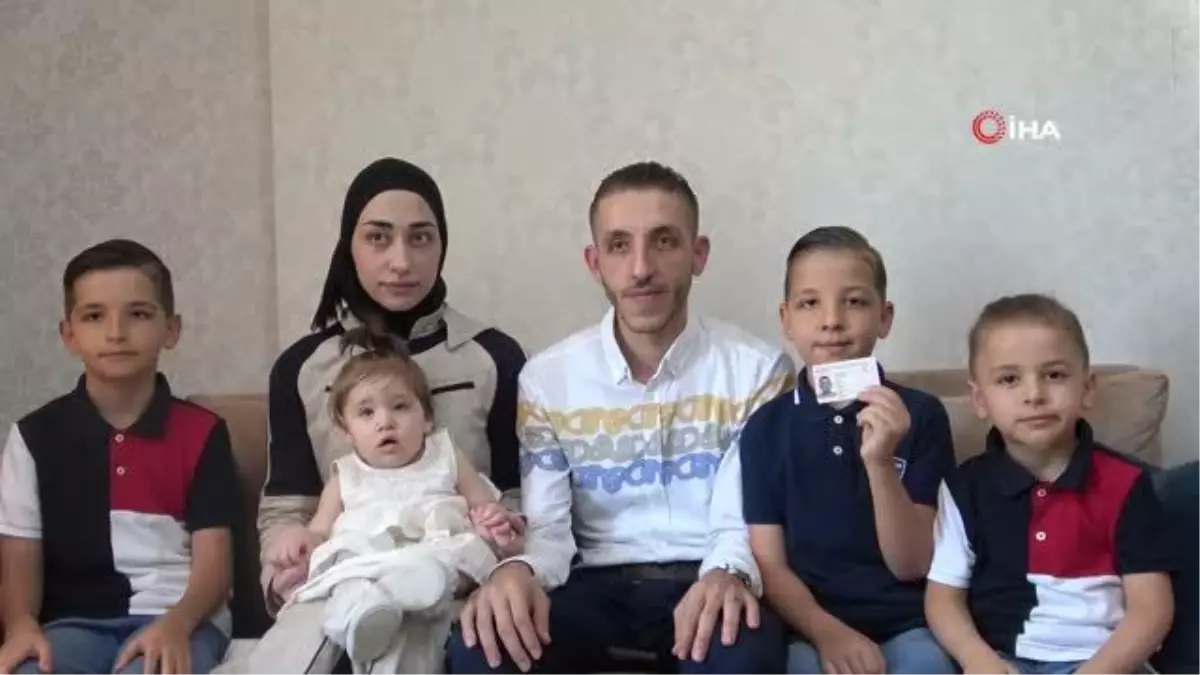 Depremde sisteme 'ölü' olarak kaydedilen çocuklarının yaşadığını kanıtlamaya çalışıyorlar