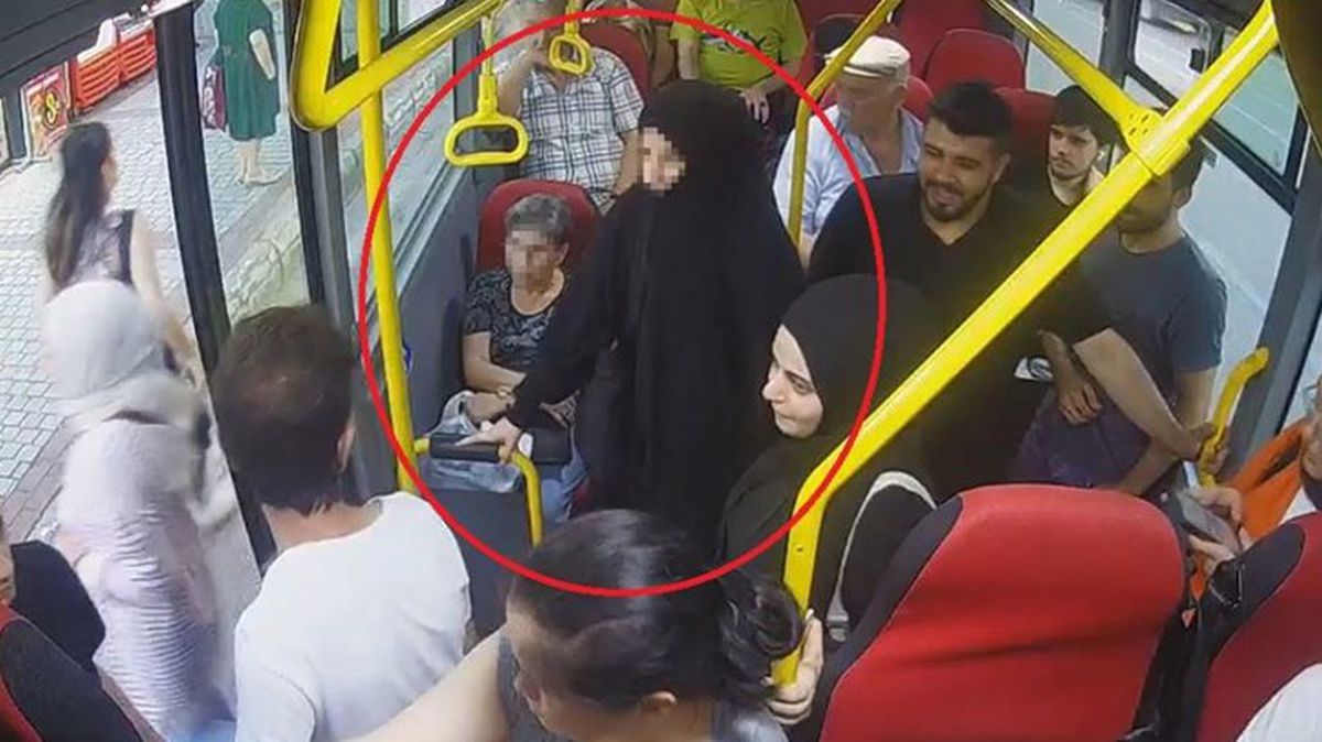 Dolmuşta çarşaflı genç kıza ağır hakaret! Sözleri yenilir yutulur cinsten değil