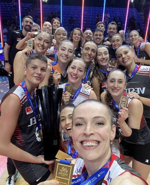 Dünyanın zirvesindeyiz! Şampiyon olan Türkiye'den tarihi sıçrama Dünyanın zirvesindeyiz! Şampiyon olan Türkiye'den tarihi sıçrama