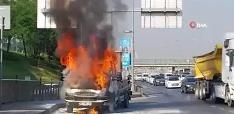 E-5 Karayolu'nda araç alev topuna döndü: Sağlık kontrolü yerine görüntü çekmeye devam etti