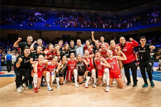 FIVB Milletler Ligi Finali'nde A Milli Kadın Voleybol Takımı, Çin'i 3-1 mağlup ederek şampiyon oldu