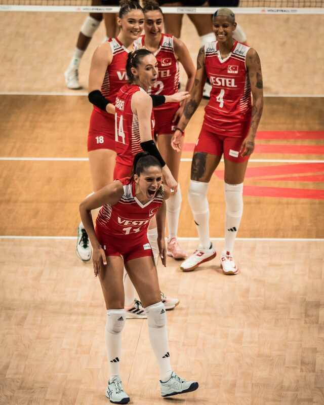 FIVB Milletler Ligi Finali'nde A Milli Kadın Voleybol Takımı, Çin'i 3-1 mağlup ederek şampiyon oldu