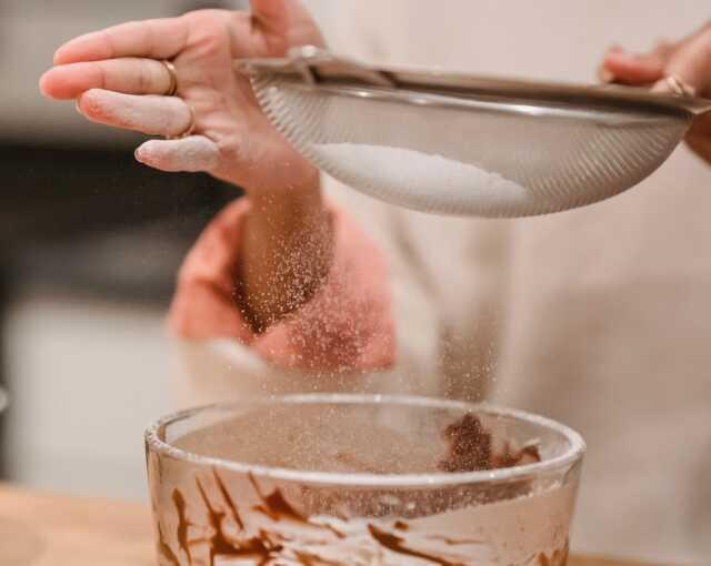 İrmik tatlısı nasıl yapılır? İrmik tatlısı tarifi nedir? İrmik tatlısı yapılışı! En kolay irmik tatlısı tarifi!