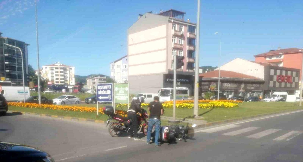 Zonguldak'ın Ereğli ilçesinde motosiklet kazası: 2 yaralı