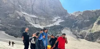 Hakkari'de buzul kırılması sonucu kaybolan 2 kişi için arama çalışmaları devam ediyor