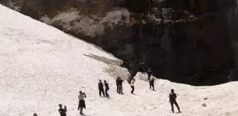 Hakkari'de buzullarda kaybolan 2 kişiyi arama çalışmaları devam ediyor