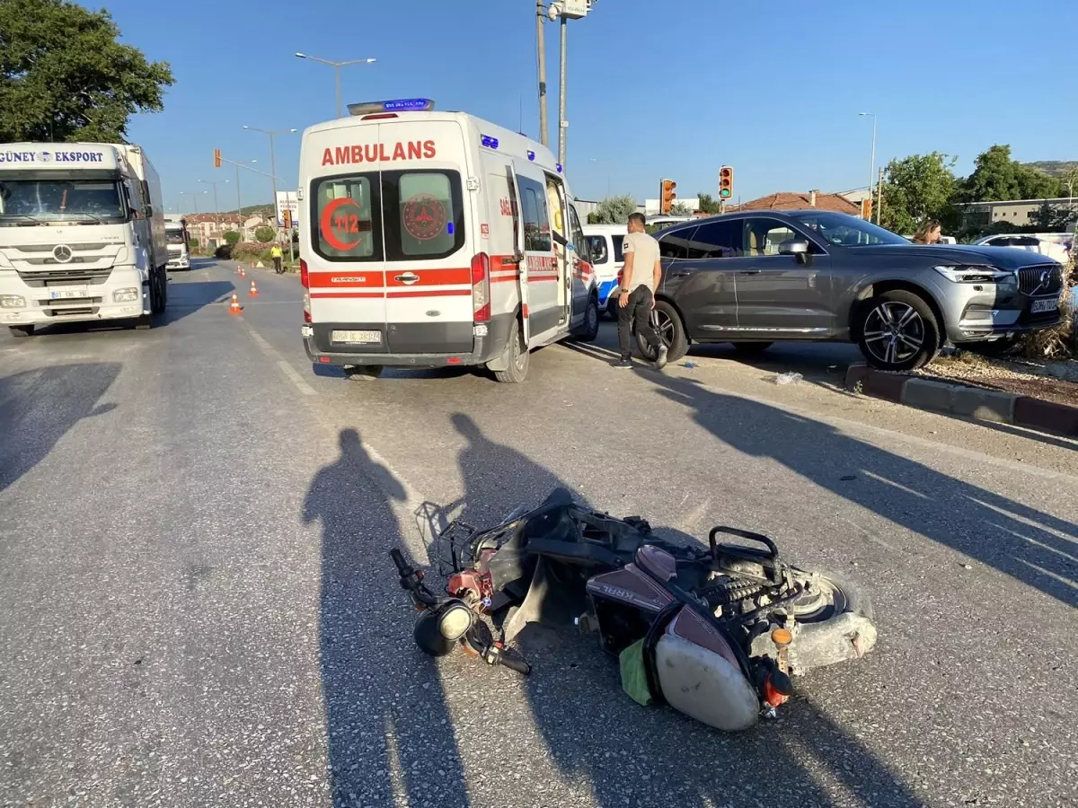 Manisa'da lüks otomobilin çarptığı elektrikli bisikletteki çocuk ağır yaralandı