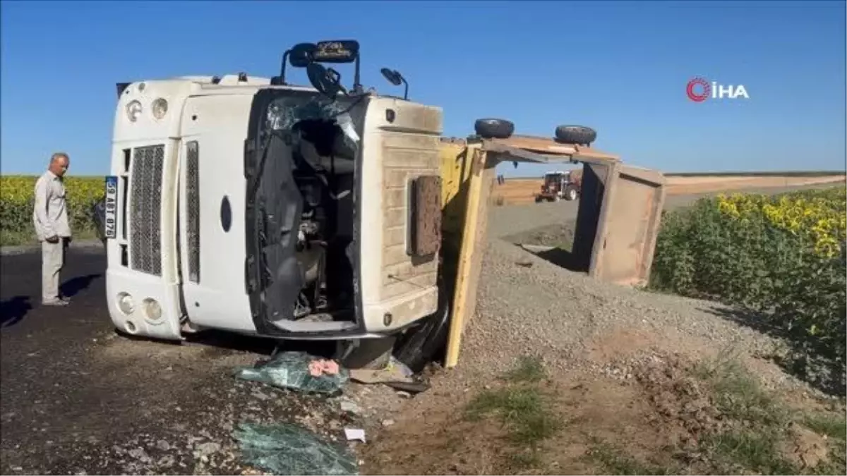 Mıcır yüklü kamyon devrildi: 1 yaralı