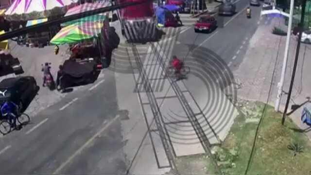 Trenin çarptığı adam metrelerce savruldu