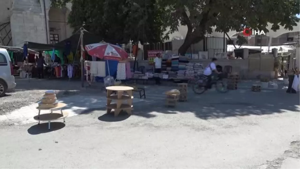 Depremde yıkılan iş yerinin bulunduğu noktada satış yaparak geçimini sağlıyor