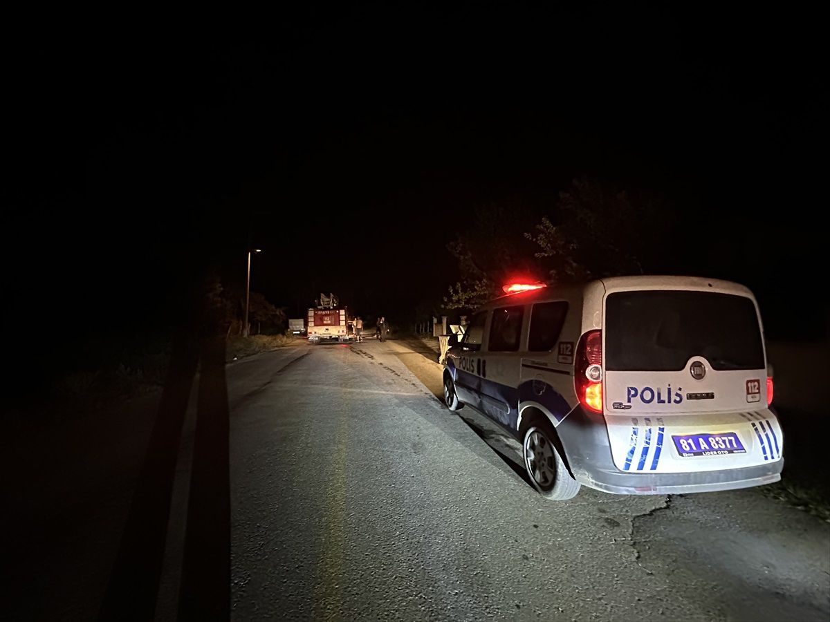 Düzce'de Park Halindeki Kamyonet Yanarak Kullanılamaz Hale Geldi