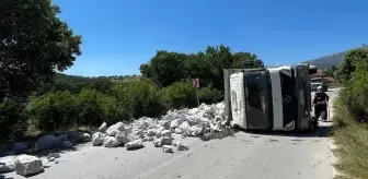 Kütahya'da Taş Yüklü Kamyon Devrildi, Sürücü Yaralandı