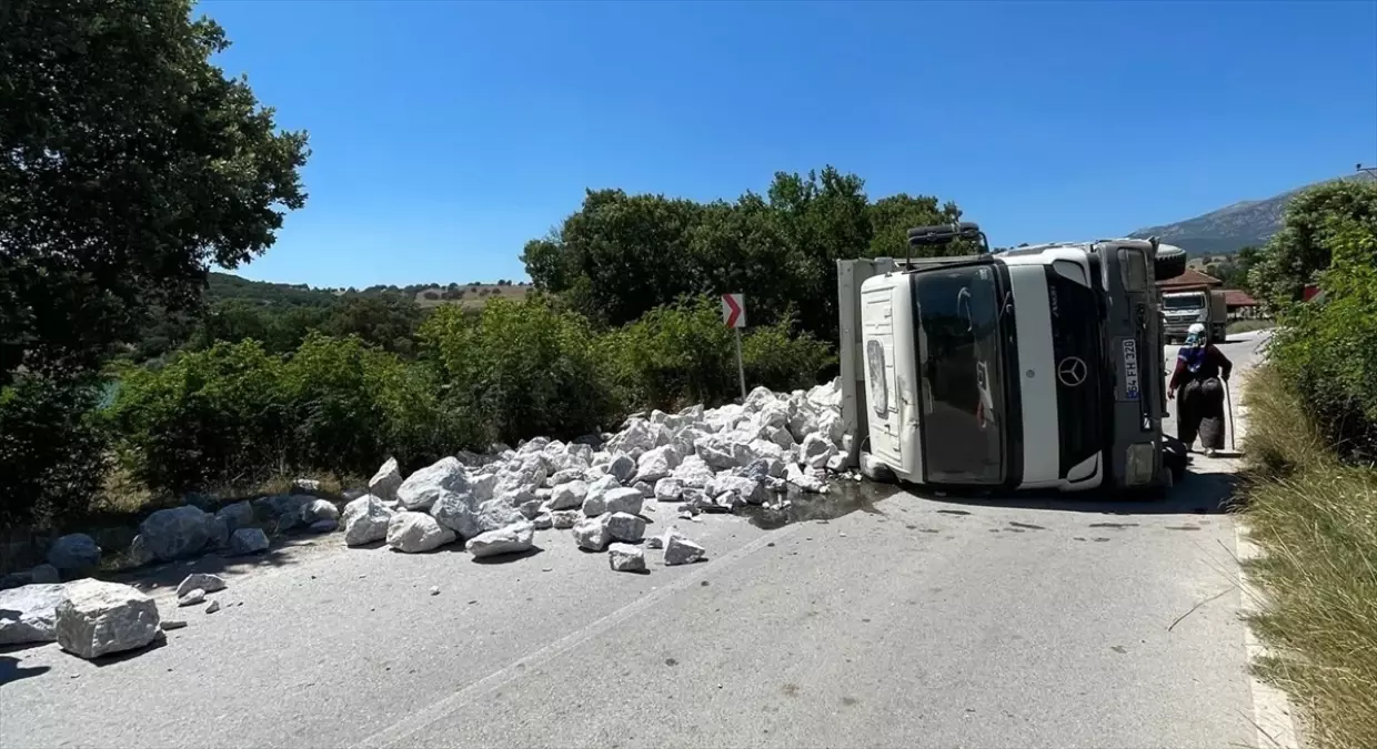 Kütahya'da Taş Yüklü Kamyon Devrildi, Sürücü Yaralandı