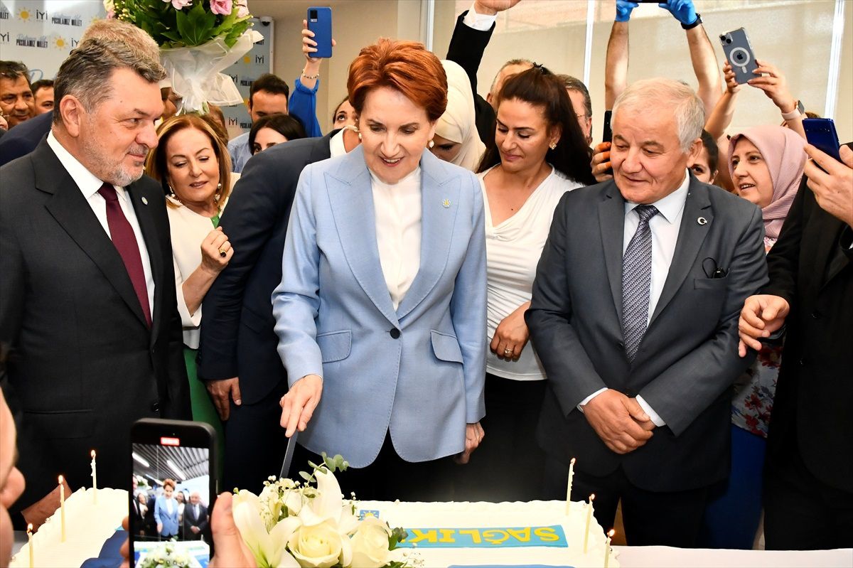 Meral Akşener'e doğum günü sürprizi
