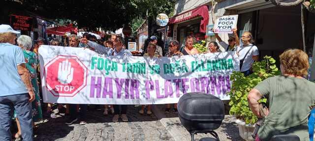 İzmir Foça'da imara açılan alanlar ve kaçak inşaatlara belediye önünde protesto