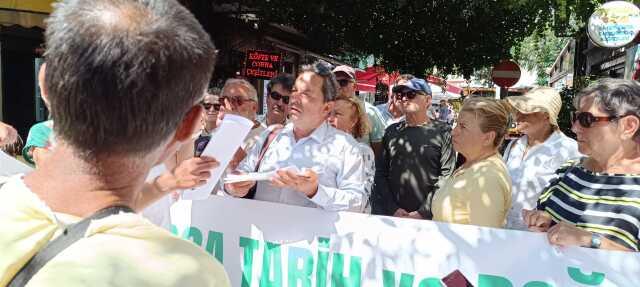 İzmir Foça'da imara açılan alanlar ve kaçak inşaatlara belediye önünde protesto