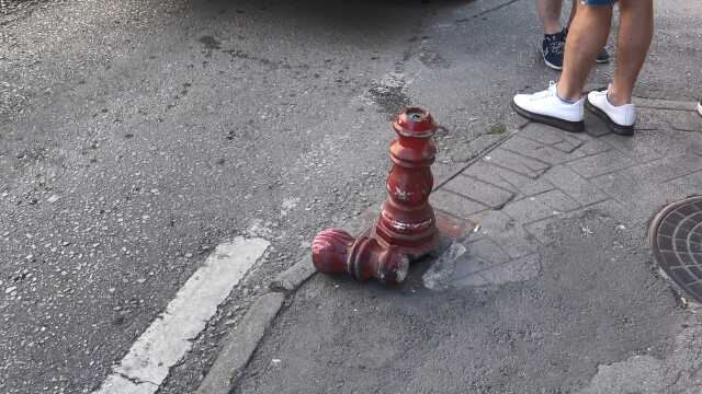 Kamyonun Çarptığı Beton Parçası Yürüyen Kişinin Başına İsabet Etti