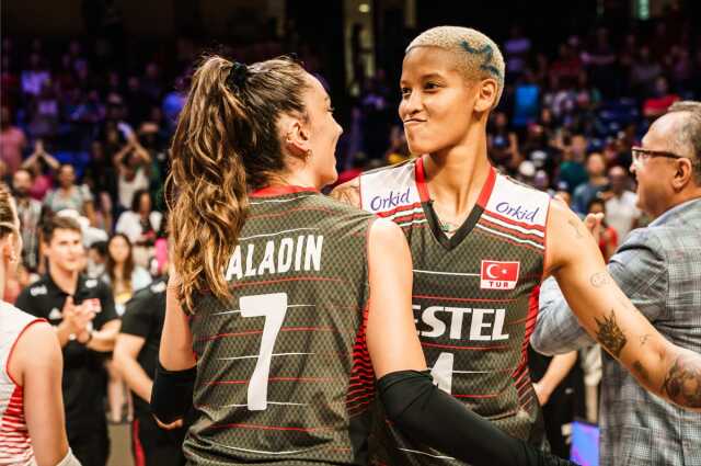 Kaptan pilottan, şampiyon olan A Milli Kadın Voleybol Takımı için özel anons: Türk kadınının gücünü gösterdiniz