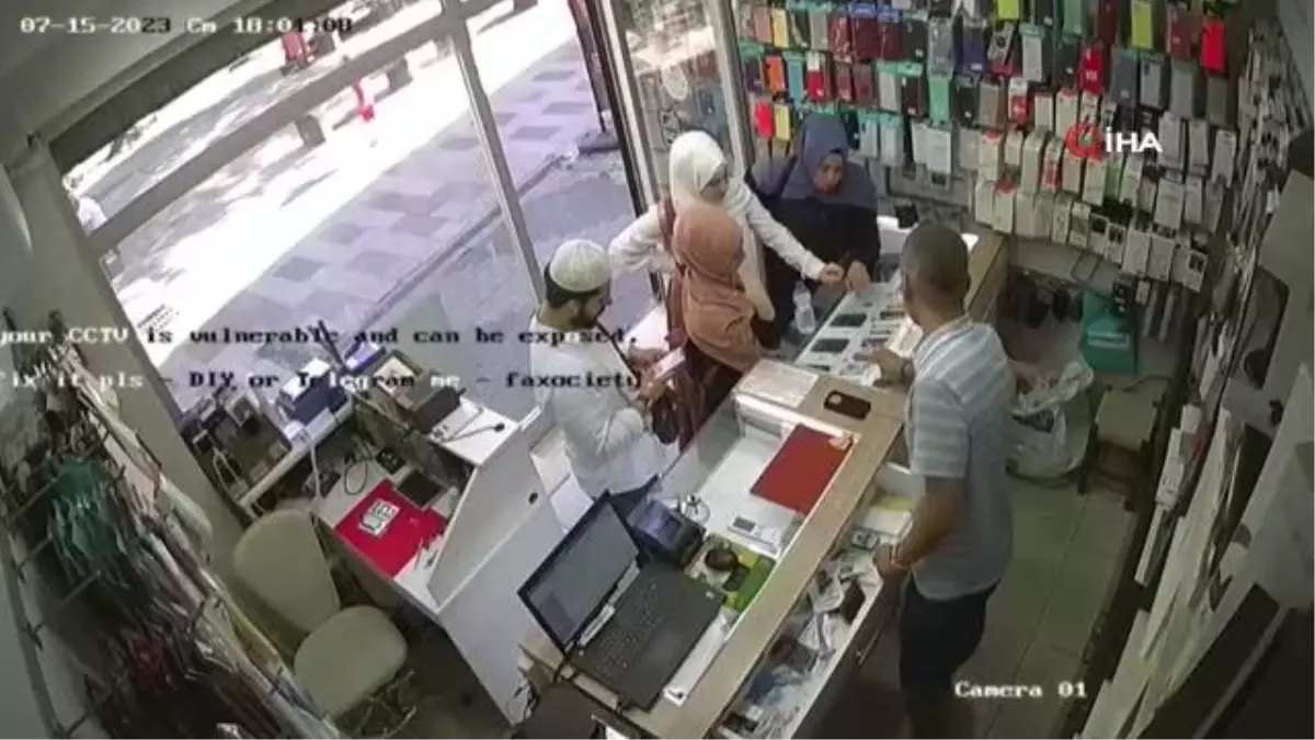 Sahte dolarla esnafı dolandırıp, son model telefon aldılar