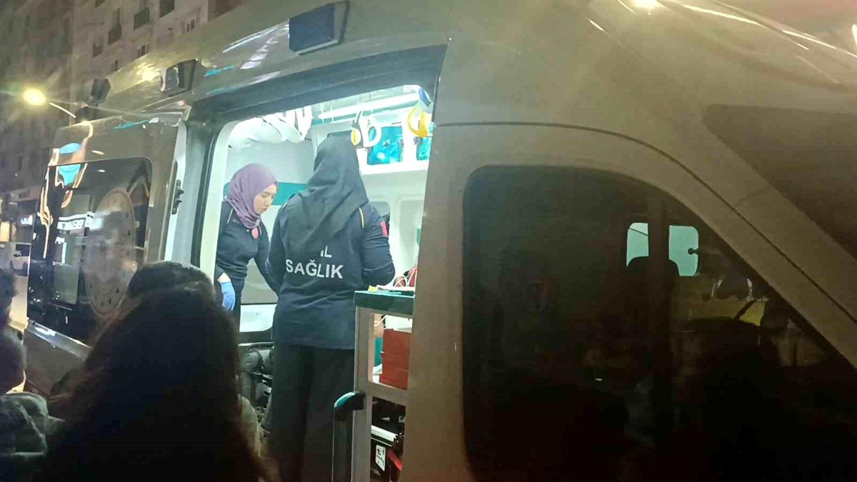 Gebze'de U dönüşü yapan otomobil motosiklete çarptı