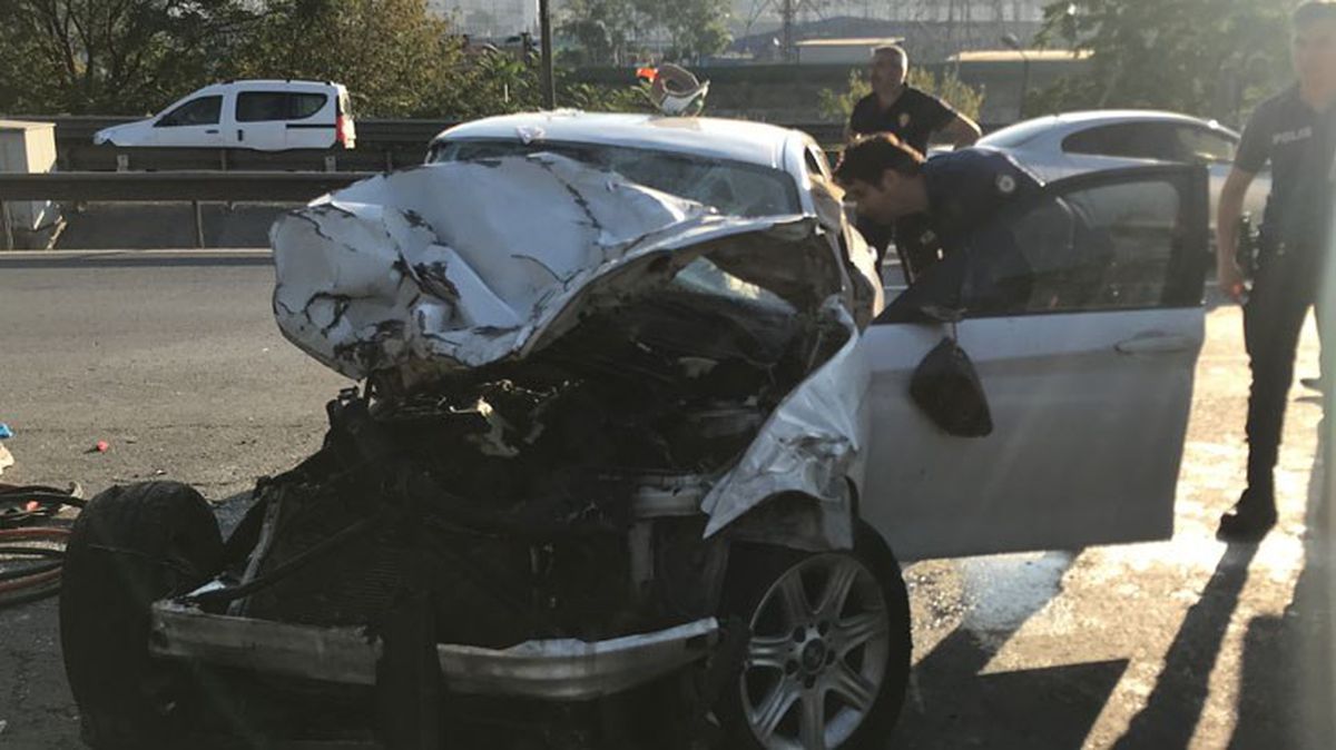 7 kişi bulunduğu otomobil önce bariyerlere, ardından kamyona çarptı! Hız göstergesi 140 kilometrede takılı kaldı