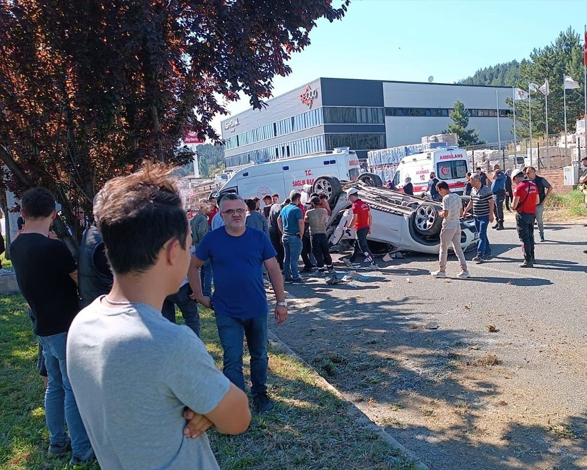 Bilecik'te düğün alışverişi sonrası otomobil kazası: 1 çocuk öldü, 5 kişi yaralandı