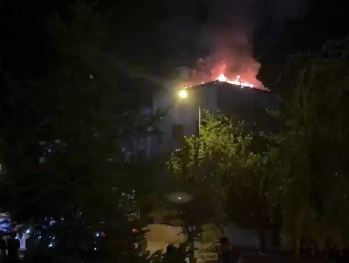 Elazığ'da depremzedelerin boşalttığı binada çıkan yangın söndürüldü