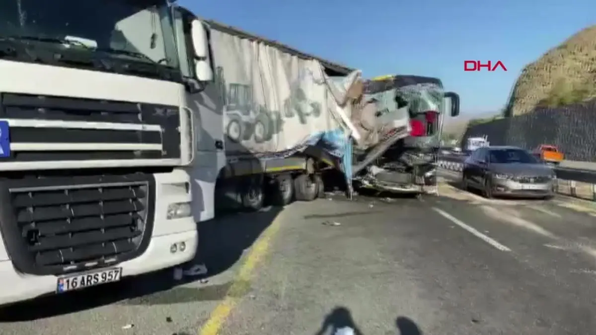 Elazığ'da TIR ile çarpışan otobüste 1 ölü, 34 yaralı