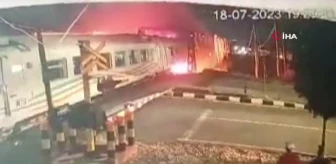 Endonezya'da yolcu treni tırı biçti