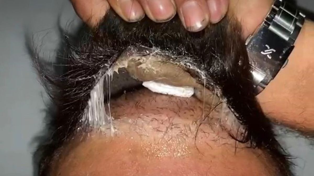 Hareketlerinden şüphelenip durdurdular, peruğundan uyuşturucu çıktı