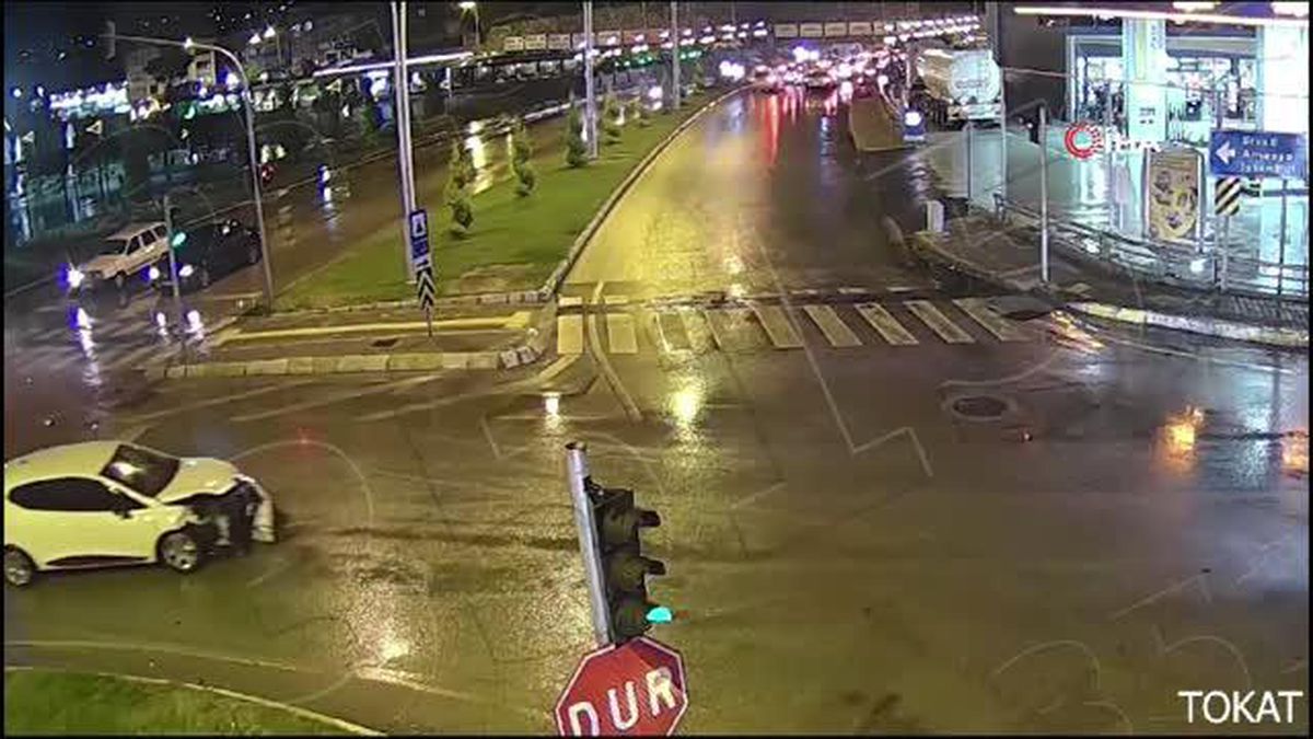 Kamyon motokuryeyi altına aldı... O anlar kamerada