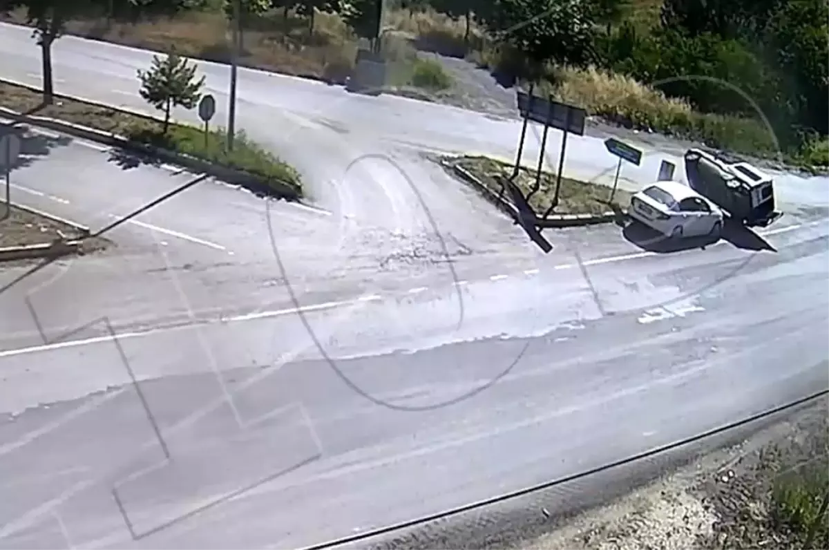 Malatya'da dikkatsizlik ve kural ihlalleri sonucu meydana gelen trafik kazaları KGYS kameralarına yansıdı