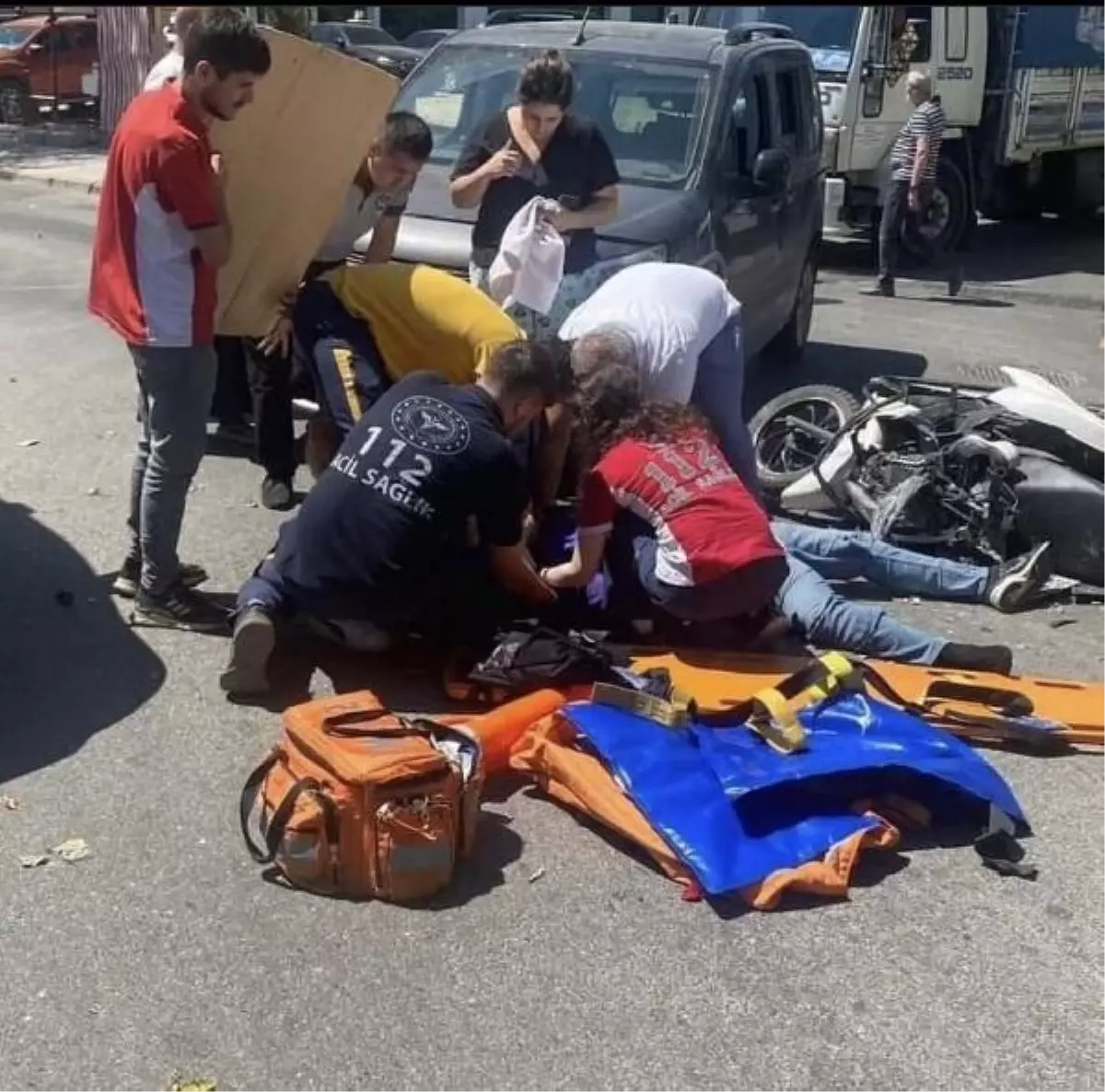 İzmir'de minibüsle çarpışan motosikletli kurye hayatını kaybetti