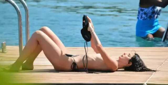 Nesrin Cavadzade, kimseyi umursamamadan bikini üstünü çıkarıp plajda güneşlendi Nesrin Cavadzade, kimseyi umursamamadan bikini üstünü çıkarıp plajda güneşlendi