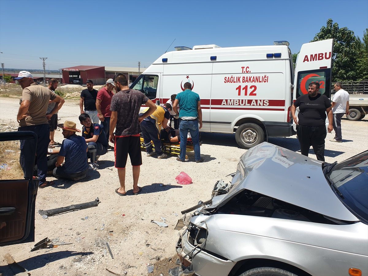 Kadirli'de Otomobil Çarpışması: 4 Kişi Yaralandı