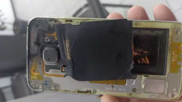 Şarjdaki cep telefonu bomba gibi patladı! O anlar kamerada