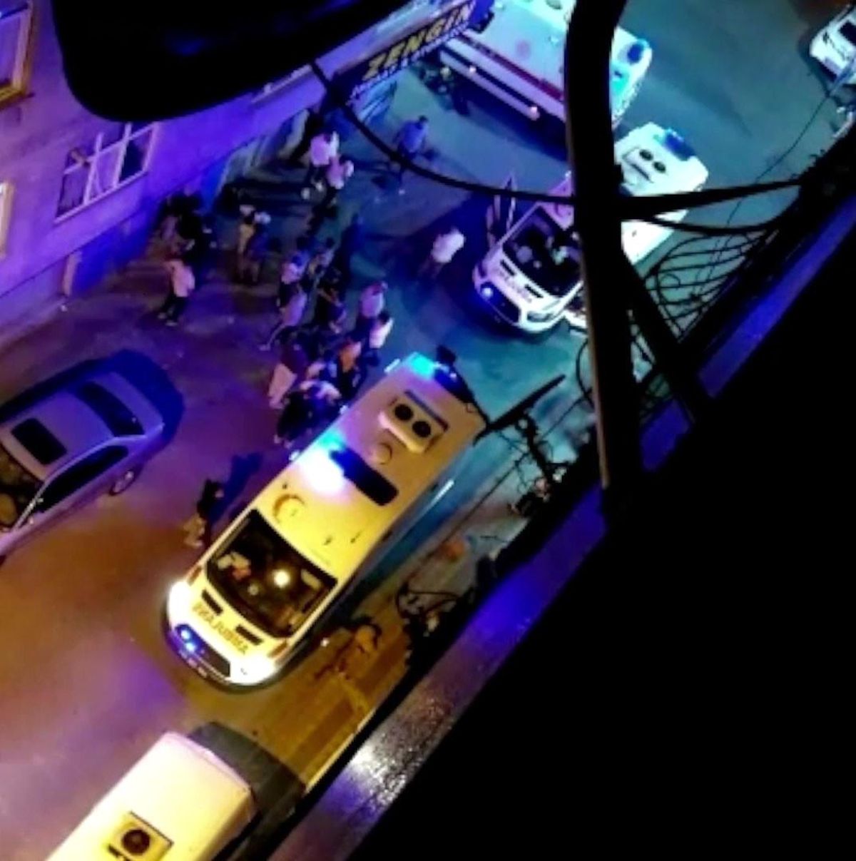 Hamile yengesiyle tartışan genç kız abisinden dayak yememek için camdan atladı