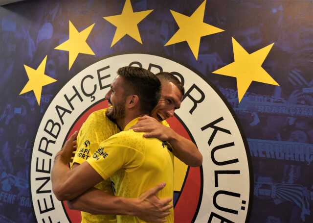 Tadic, Fenerbahçe ile ilk antrenmanına çıktı! Dünyaca ünlü futbolcuyu Dzeko kapıda karşıladı