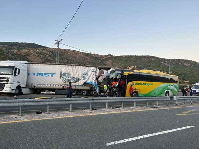 Yolcu otobüsü tıra arkadan çarptı, ortalık kan gölüne döndü: 1 ölü, 34 yaralı Yolcu otobüsü tıra arkadan çarptı, ortalık kan gölüne döndü: 1 ölü, 34 yaralı