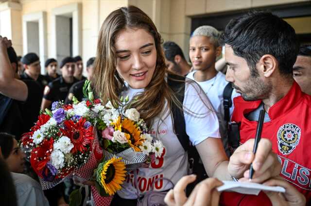 Yurda döndüler! Tarih yazan A Milli Kadın Voleybol Takımı'na çoşkulu karşılama