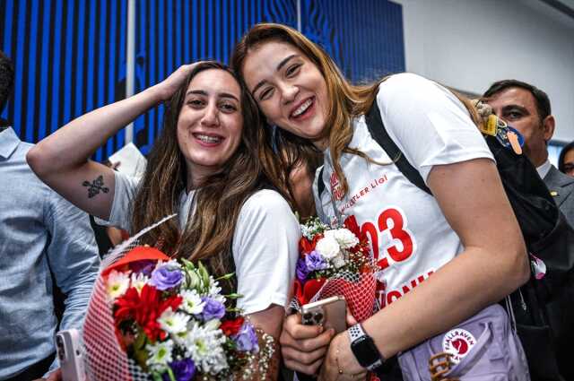Yurda döndüler! Tarih yazan A Milli Kadın Voleybol Takımı'na çoşkulu karşılama