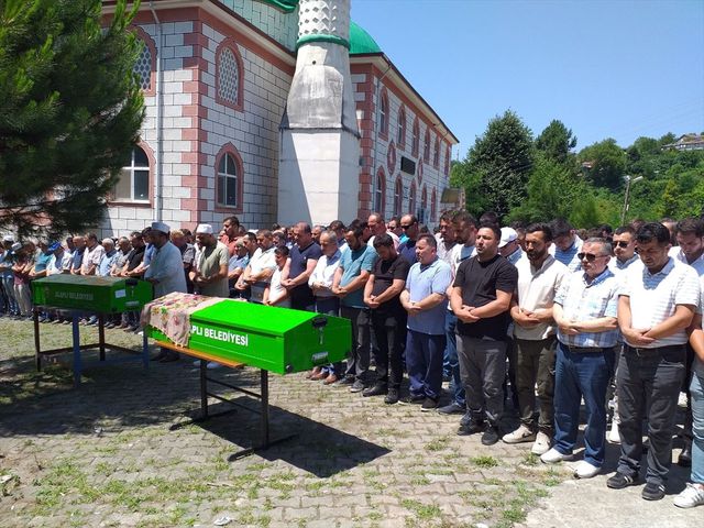 Yetişmeye çalıştıkları cenazeye tabutuyla geldi! Feci kaza hamile kadını hayattan kopardı