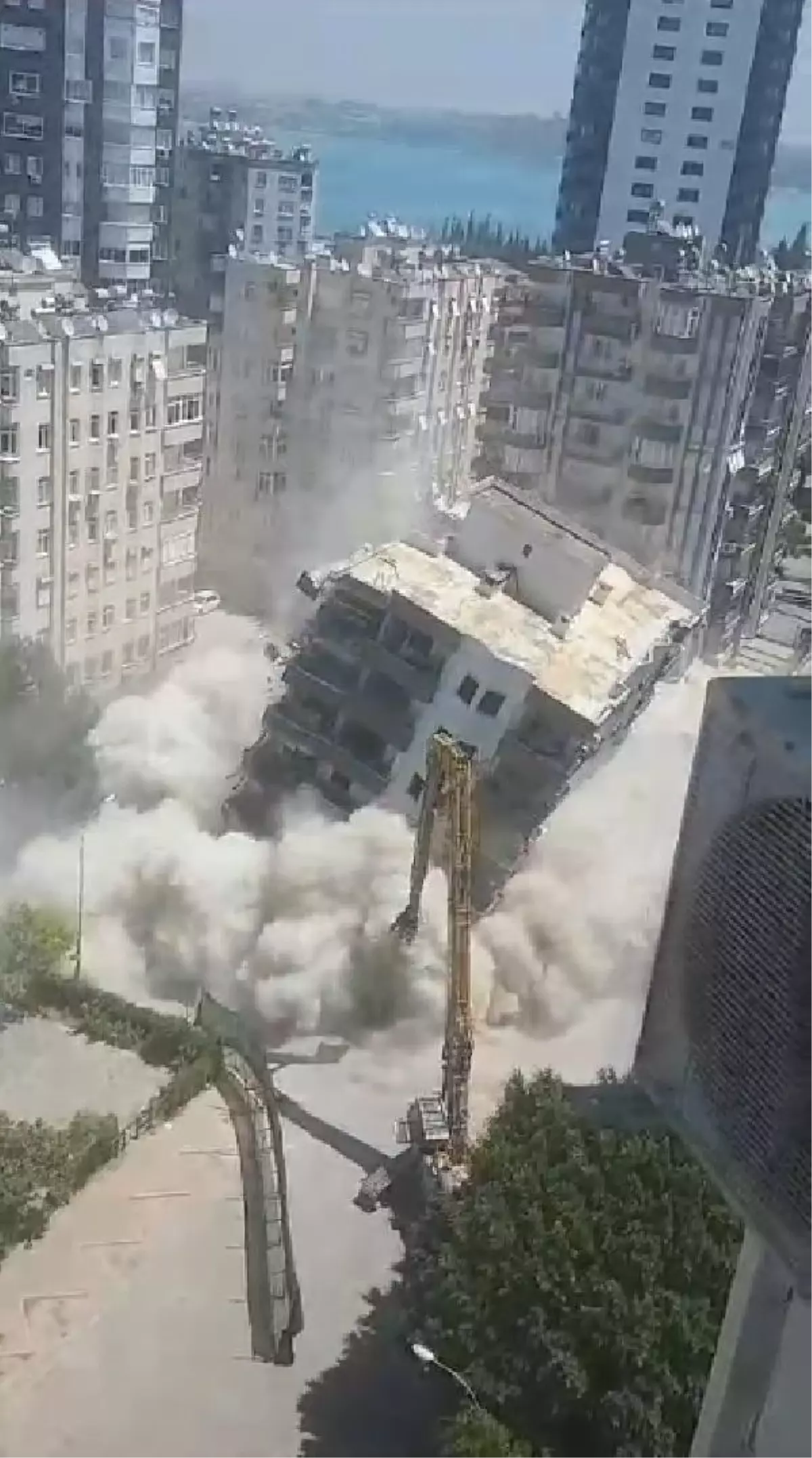 Adana'da depremde hasar alan apartman çöktü
